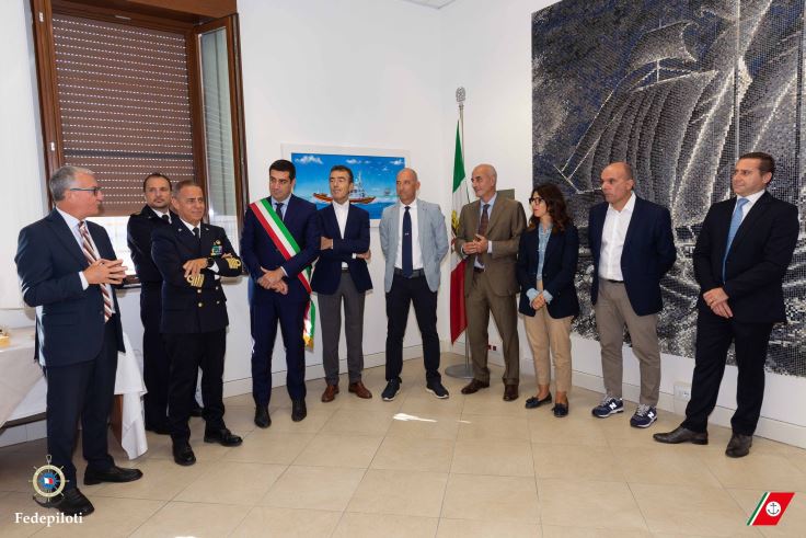Piloti del Porto di Ravenna omaggiati dalla Direzione Marittima
