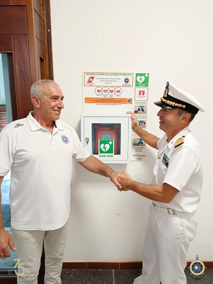 I Piloti del porto di Cagliari donano un defibrillatore al Direttore marittimo CV (CP) Valente